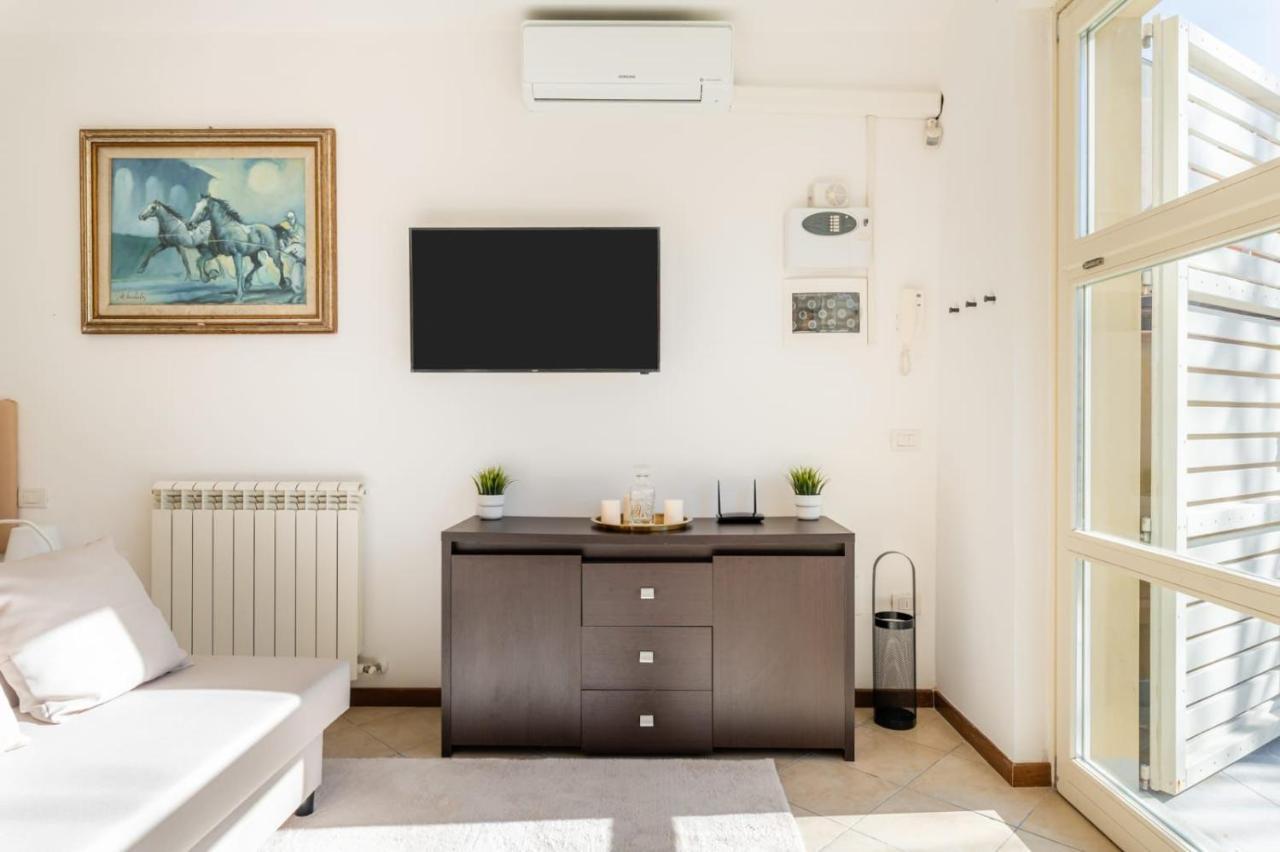 { White Garden } -Comfort, Parking & Wi-Fi- Lucca Exterior foto